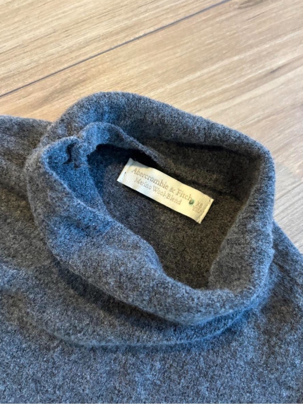 Wool blend Abercrombie sweater - Picture 2 of 5